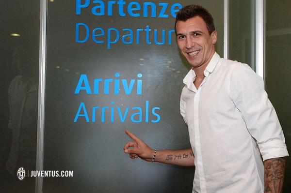 PHOTOS: Snaps of <a href="/MarioMandzukic9/">Mario Mandžukić MM17</a> arriving in Turin earlier this evening.