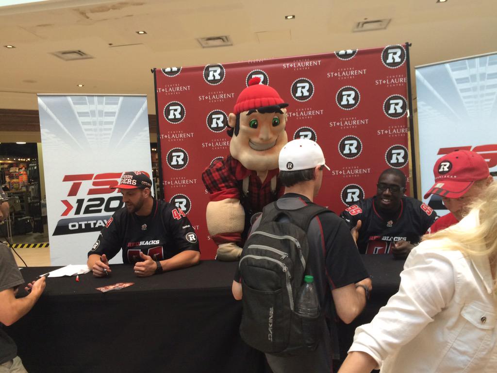 srach19's tweet photo. And the players have arrived for #Redblacksday @REDBLACKS @StLaurentCentre @TSN1200 http://t.co/9XAlD2G7xn