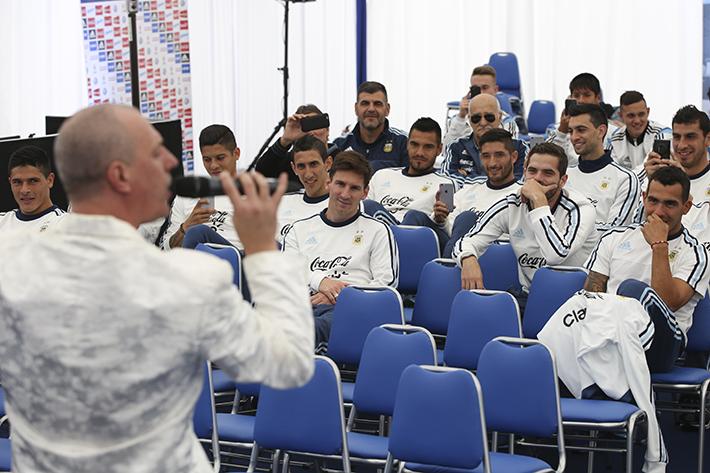 Argentina's tweet photo. #Chile2015 El plantel se divirtió con un show de Yayo en el hotel. Tarde de relax después de clasificar primeros. http://t.co/k5A0uSJobU