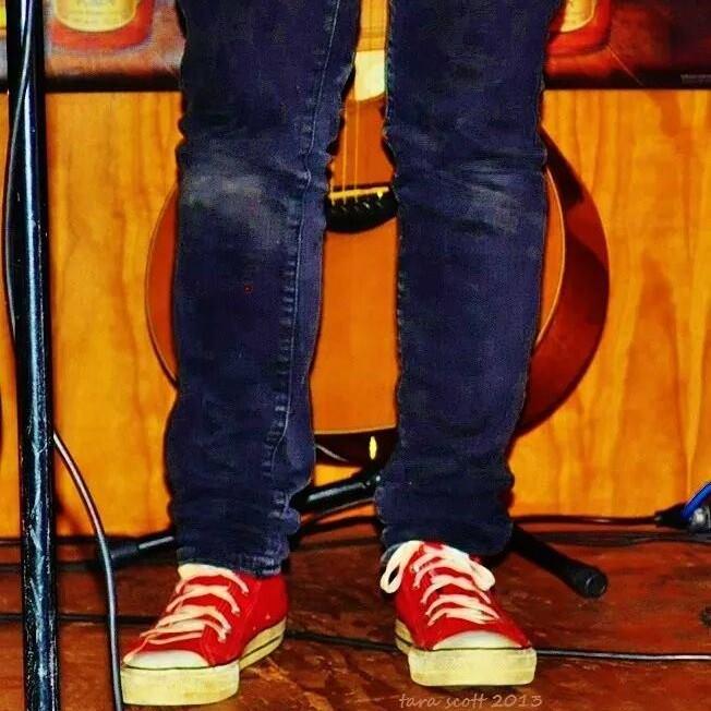 FitzRays's tweet image. Wings Sunday $7. Tuesday Sundown 7-10pm. Friday @Carly_Thomas  and weekender with @TheAudioDevice Saturday night.