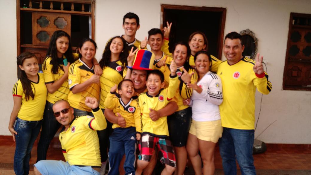 libia_trujillo's tweet photo. #copablu en familia apoyando nuestra seleccion http://t.co/vCSIqQLIn4
