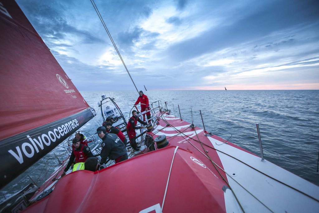 VO65_DONGFENG's tweet photo. Night falling. 100 miles to finish this last leg of the @Volvooceanrace. @DongfengRacing http://t.co/gA8xY5wYaG