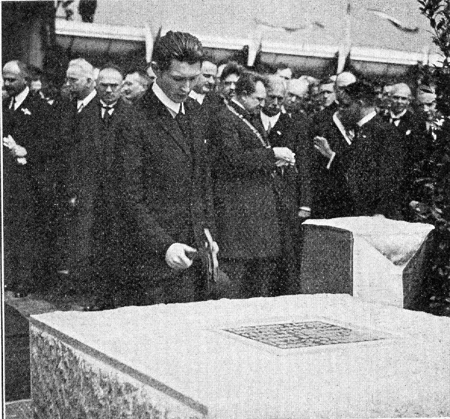 CVUTPraha's tweet photo. Přesně před 90 lety, 21. června 1925, byl položen základní kámen k areálu ČVUT v Dejvicích. http://t.co/gF73WOECB4