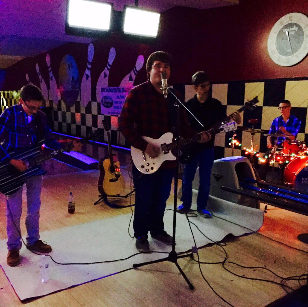 ButtonUpsBand's tweet photo. Throwback. •^ http://t.co/AptkXqRpk1