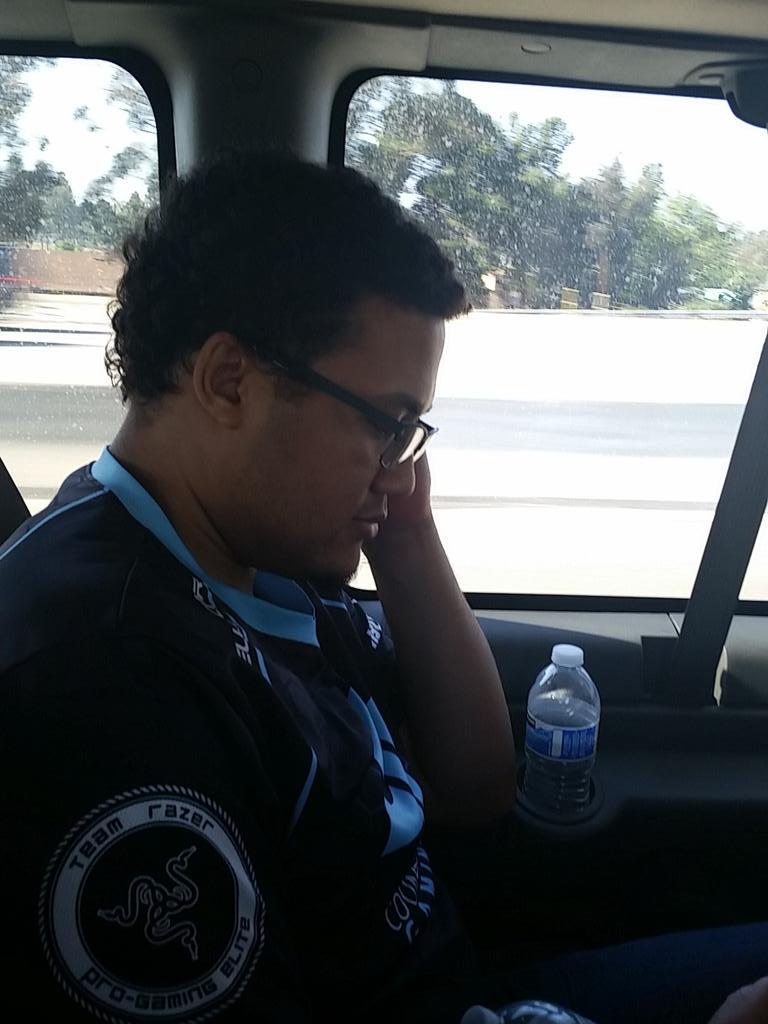 Doublelift1's tweet photo. if this was tinder I'd swipe right http://t.co/5cq3zf0Xjn