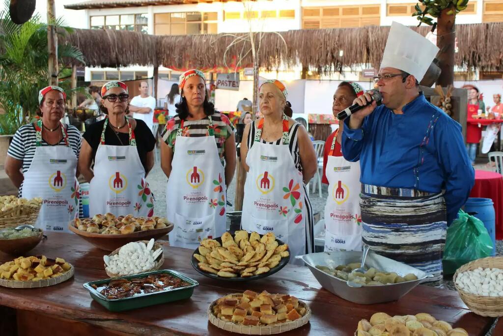 pirenopolis's tweet photo. Festival Gastronômico atraiu milhares de visitantes a Pirenópolis  http://t.co/8atqoTmBqk http://t.co/Do5tt9XCgG
