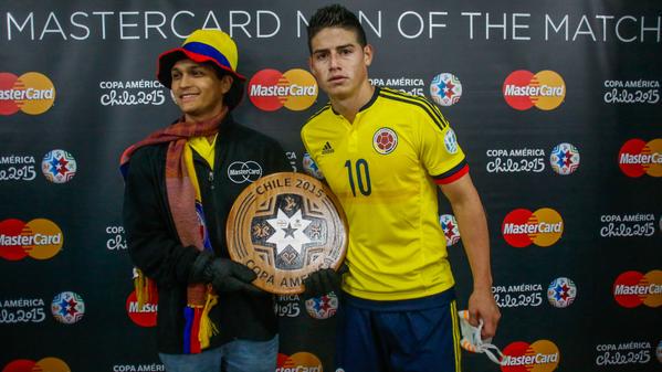 خاميس فاز بجائزة أفضل لاعب في مباراة كولمبيا والبيرو.