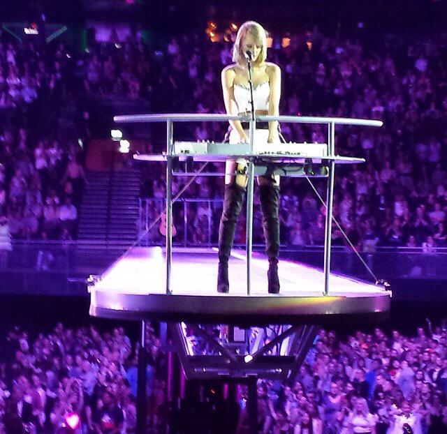 SwiftNYC's tweet photo. Another beautiful show. 🎉 #1989TourAmsterdam http://t.co/jcIWgkH6PF