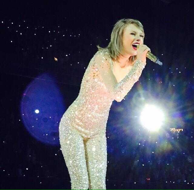 SwiftNYC's tweet photo. Another beautiful show. 🎉 #1989TourAmsterdam http://t.co/jcIWgkH6PF