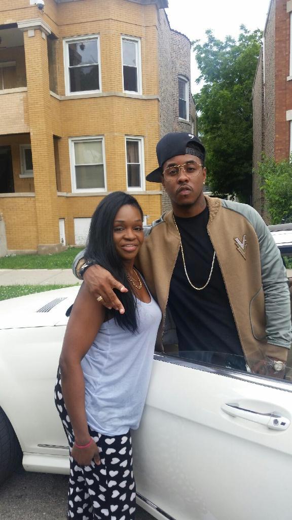 iDidShtW_MARIAH's tweet photo. Excuse My Mommy, She Cooking lol But @Jeremih Was Just In Front Of My House &amp; She Got A Picture W Him!😩😊😍😍 http://t.co/HTWcqEsNED