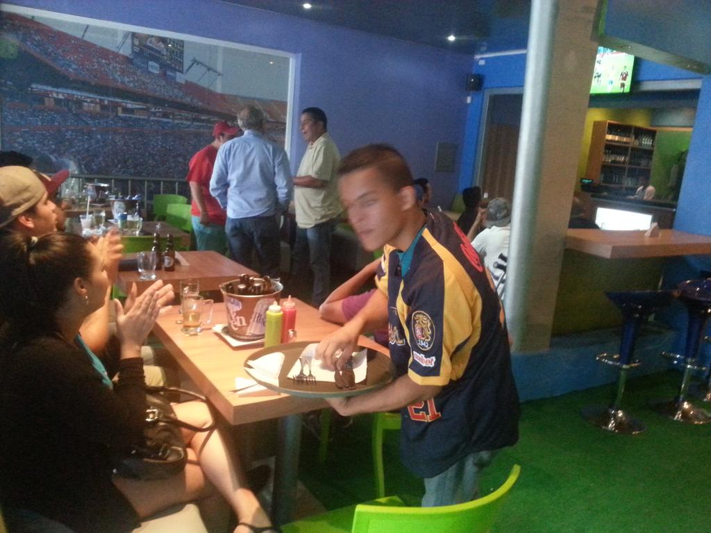 cafekavanabar's tweet photo. En estos momentos se encuentra con nosotros el Ex Grandeliga Juan Carlos Pulido. Firma de autografos y compartiendo. http://t.co/JjNHt2eNEB