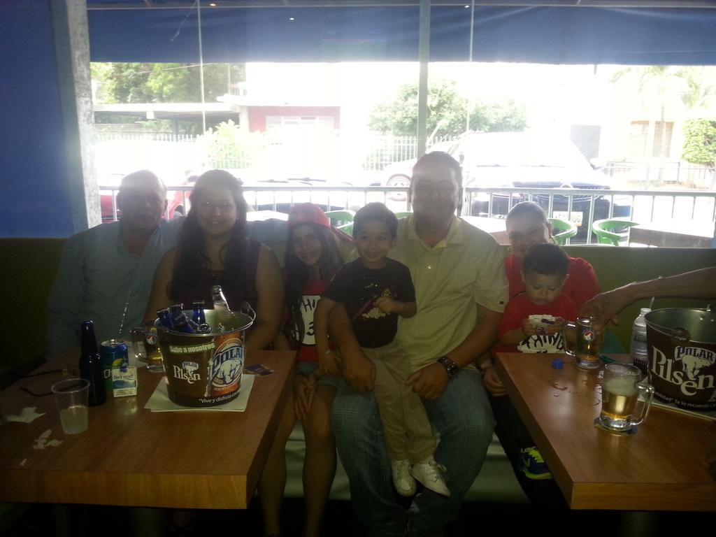 cafekavanabar's tweet photo. En estos momentos se encuentra con nosotros el Ex Grandeliga Juan Carlos Pulido. Firma de autografos y compartiendo. http://t.co/JjNHt2eNEB