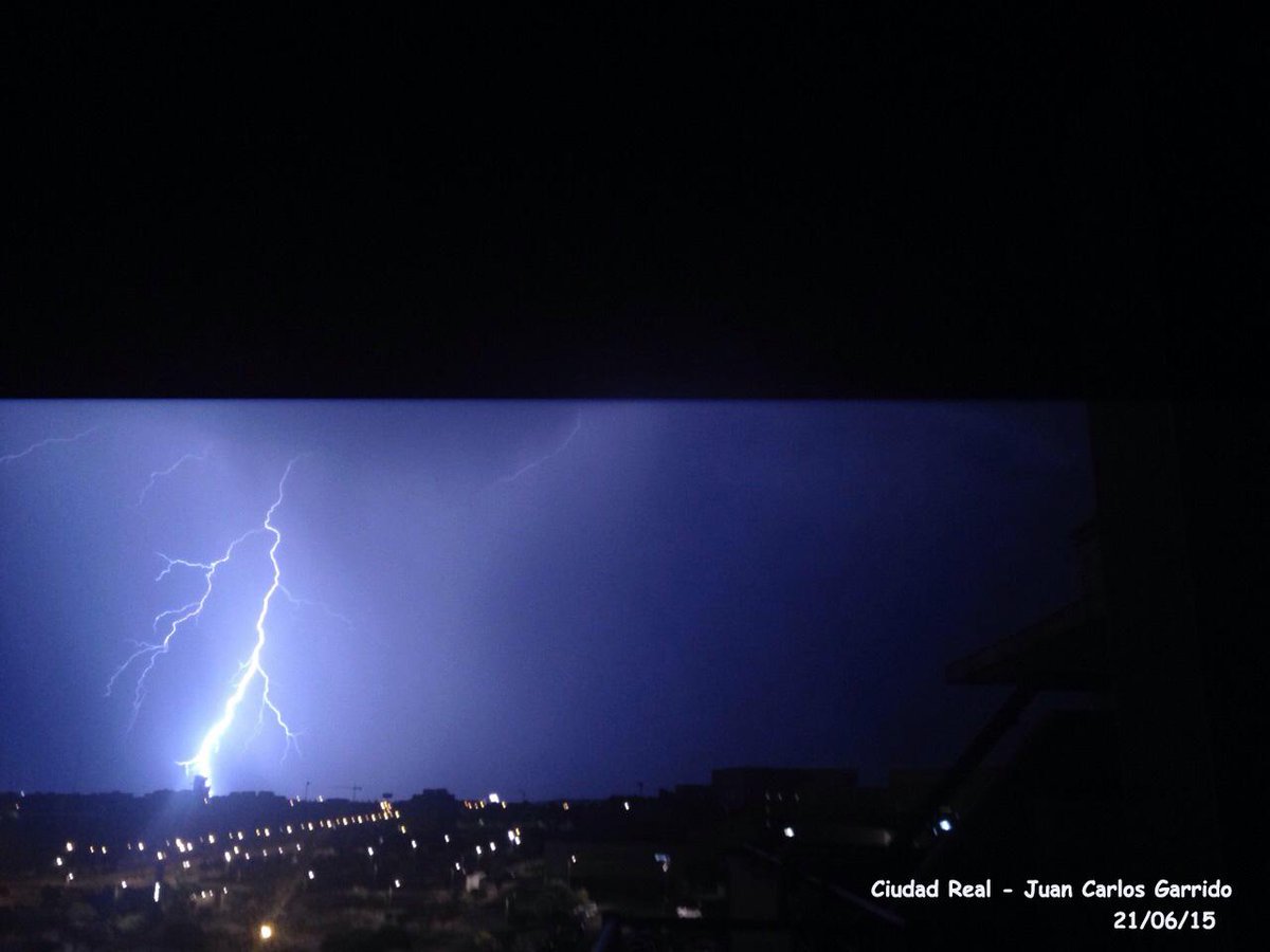 wikiCR's tweet photo. ESPECTACULARES IMÁGENES de la TORMENTA de Ciudad Real. Se ilumina la PRIMERA NOCHE DE VERANO http://t.co/LzgevbQN9P vía @meteocr