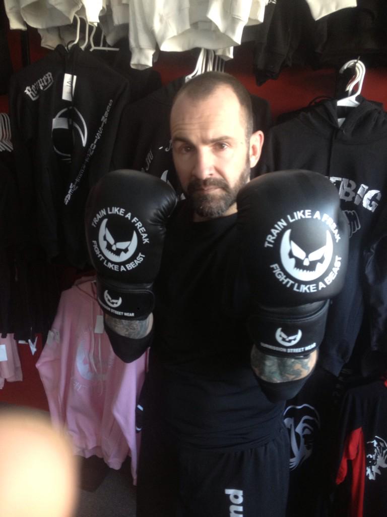 fightergear's tweet image. 400 #followers on instrgram &amp;amp; these #boxing gloves are #free #mma #mmafamily #kickboxing #fitnessmotivation #fitness