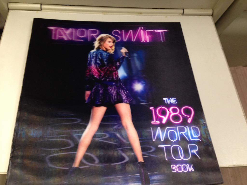 tayswiftdotcom's tweet photo. I bought the 1989 Tour book for my friend @florencia_jfb ☺️ #1989TourAmsterdam http://t.co/9zUBAupkbT