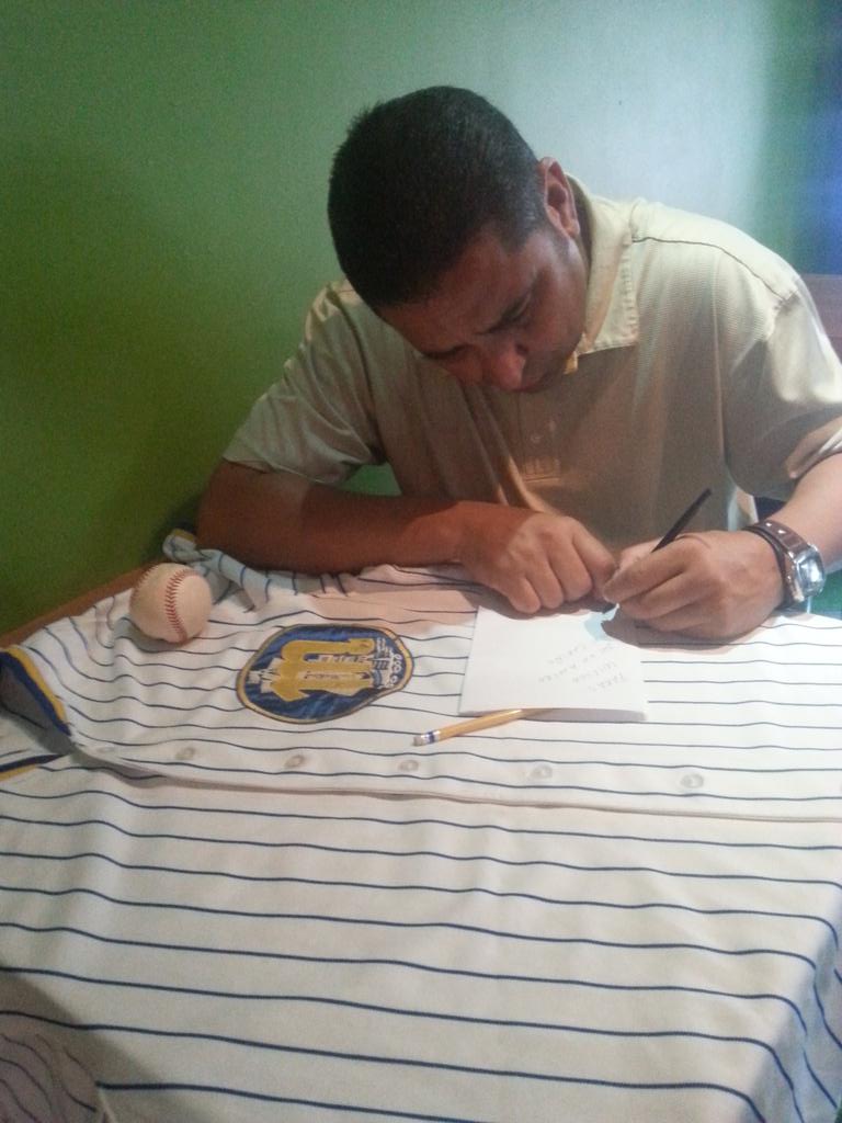 cafekavanabar's tweet photo. Compartiendo con sus fanaticos en #Locosxelbeisbol Juan Carlos Pulido http://t.co/QyS86zXTGT
