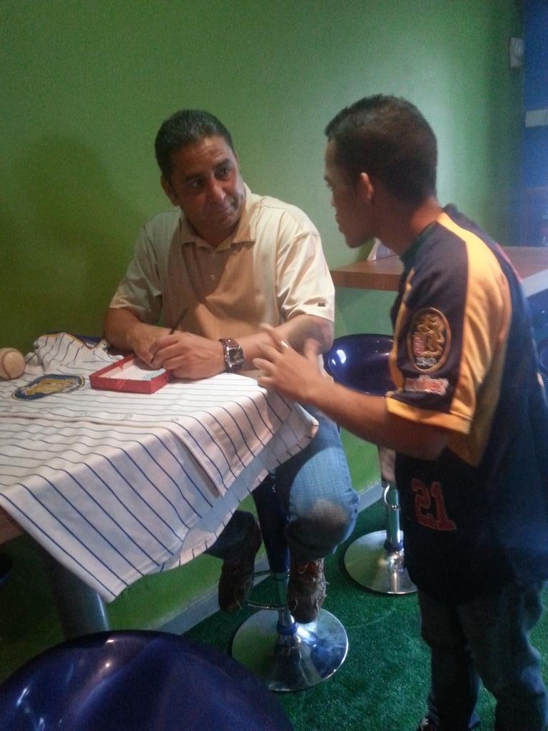 cafekavanabar's tweet photo. Compartiendo con sus fanaticos en #Locosxelbeisbol Juan Carlos Pulido http://t.co/QyS86zXTGT