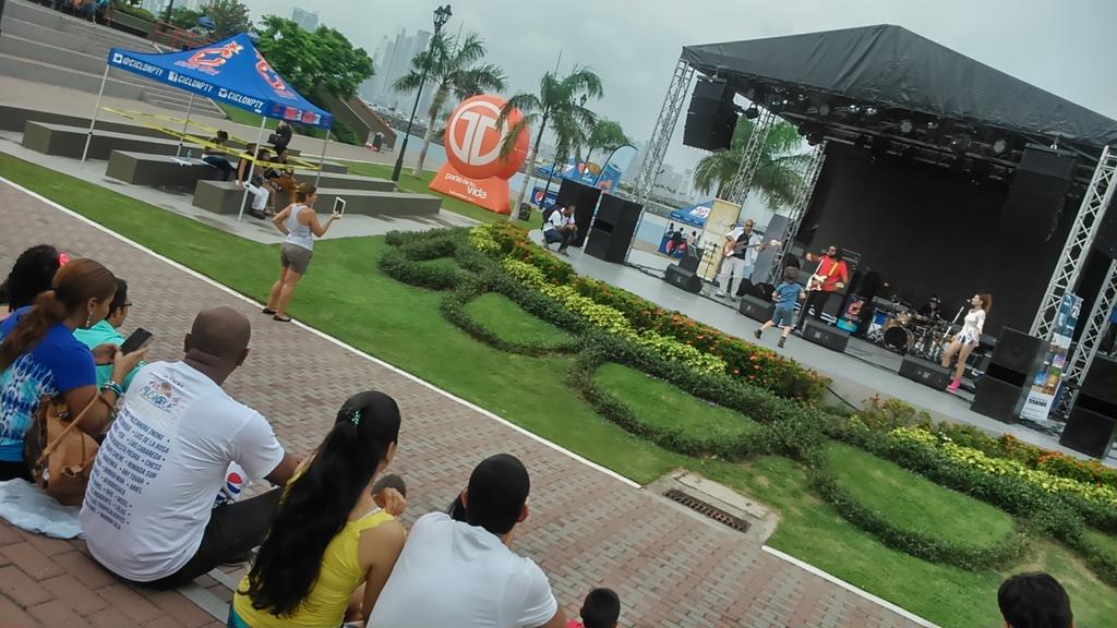 PuntoBohemio's tweet photo. #música divertida con @Makenka507 y bailarín en tarima #FDLMPanama Parque V Centenario @PepsiPAN http://t.co/bpWIiZEi24