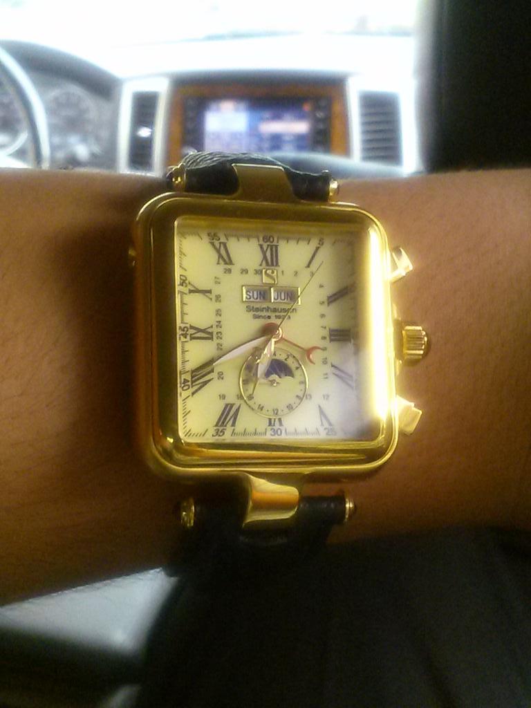 SuperKameSuarez's tweet photo. Graduation gift from my grandmother. Thank you grandma for this amazing watch! I love it :) http://t.co/IIkZfDWTMS