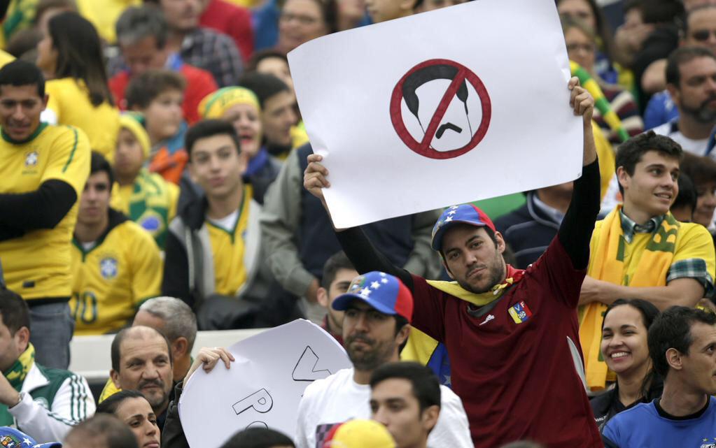 PK2noticiosos's tweet photo. Sigue el descontento en las gradas contra Maduro durante el juego Venezuela Brasil en la Copa América #VamosVinotinto http://t.co/WCFZe4vRiZ