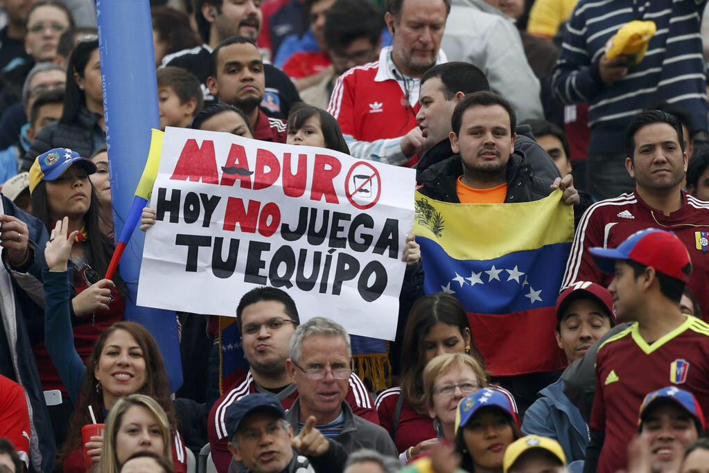 PK2noticiosos's tweet photo. Sigue el descontento en las gradas contra Maduro durante el juego Venezuela Brasil en la Copa América #VamosVinotinto http://t.co/WCFZe4vRiZ