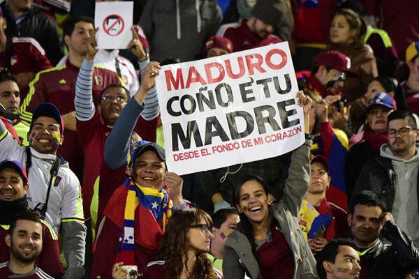 PK2noticiosos's tweet photo. Sigue el descontento en las gradas contra Maduro durante el juego Venezuela Brasil en la Copa América #VamosVinotinto http://t.co/WCFZe4vRiZ