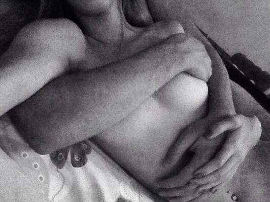 ChrystianGrey's tweet photo. Este es el abrazo por la espalda que querías.. ? #ChristianGrey http://t.co/gznGJLARiV