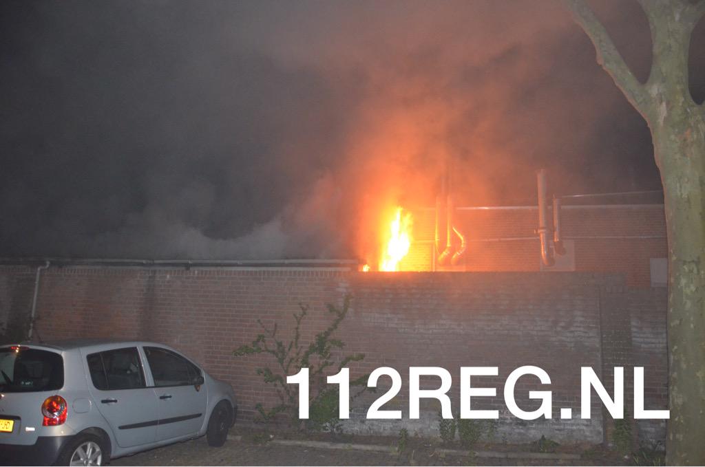 Fennie_P's tweet photo. “@Ronnie_73 112REG: Eerste foto vanaf locatie. #Grotebrand #Alphen http://t.co/sBNbqdBGKQ���