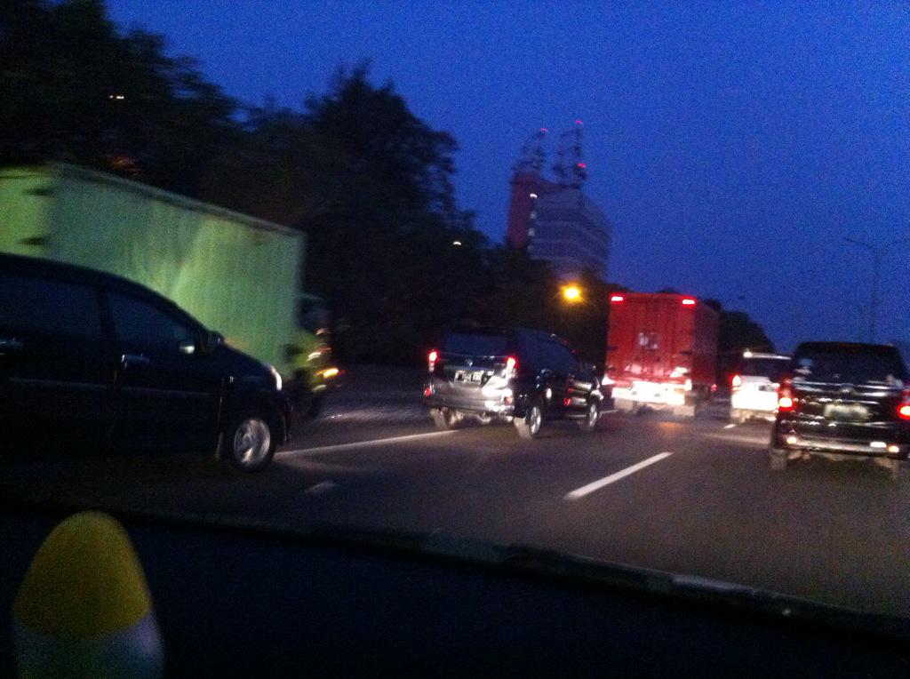 juanda_kami's tweet photo. Kecelakaan mobil box di Jorr km 28.800 arah kp rambutan arah pondok indah. Lalin tersendat 3 km. @RadioElshinta http://t.co/4z3bwU4kqE