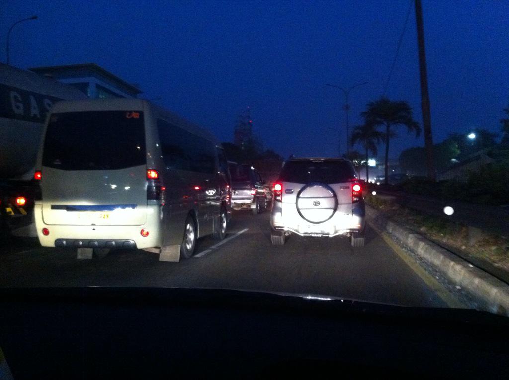 juanda_kami's tweet photo. Kecelakaan mobil box di Jorr km 28.800 arah kp rambutan arah pondok indah. Lalin tersendat 3 km. @RadioElshinta http://t.co/4z3bwU4kqE