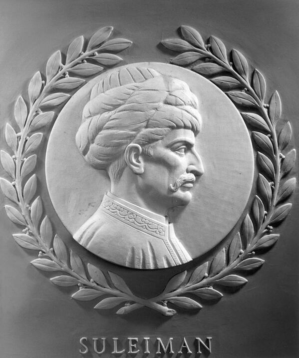 ABD'nin kongre binasında tarihin en büyük 23 kanun yapıcısının portresi vardır. Bu 23 kişi içinde Kanuni'de bulunur.