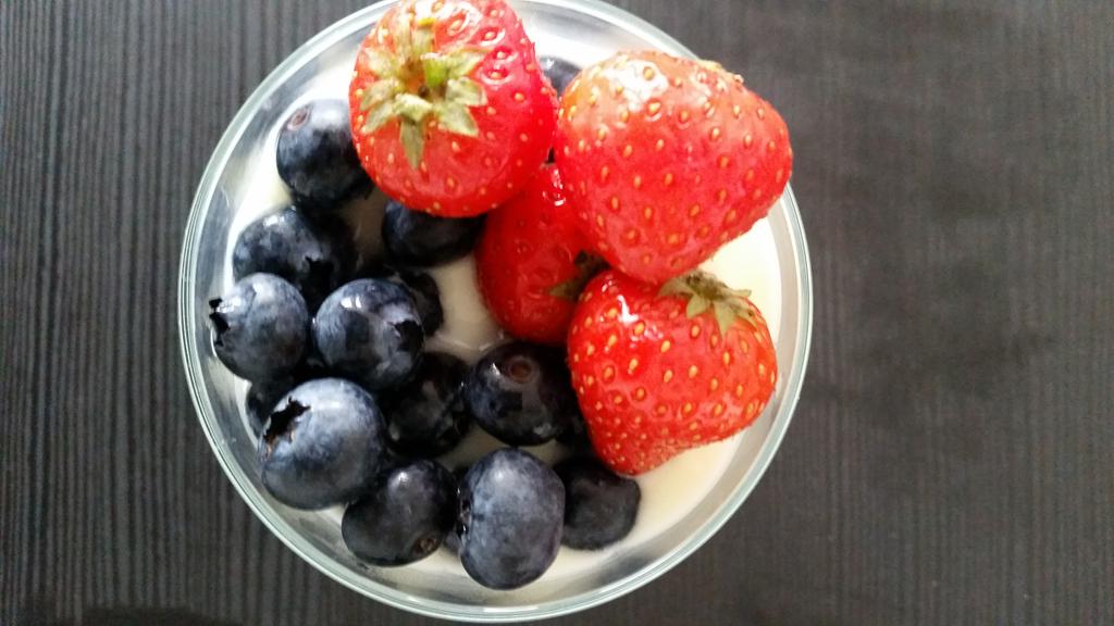 cryptosteph87's tweet photo. Gezond ontbijtje; magere yoghurt met vers rood fruit http://t.co/ly1ukYGtmT