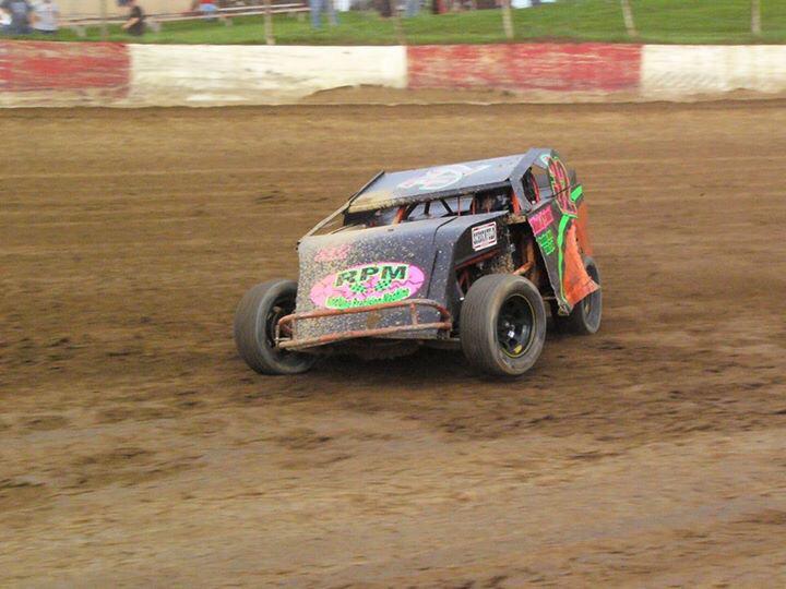 ben_wilb's tweet photo. @musgravejr72 crankin the wheel in Dubuque tonight http://t.co/4ua3FajPob