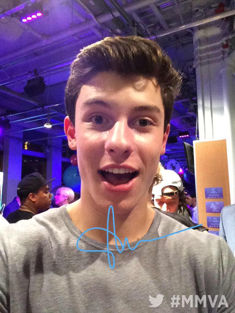 dontwantyourluv's tweet photo. Wouldn't wanna support anyone else #MMVA #KissesForShawn #ShawnsFirstMMVA #FanFaveVideo http://t.co/9TGYZPCYxK