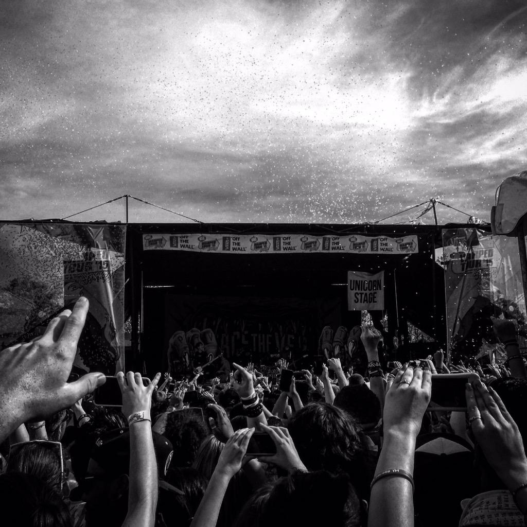 UnitedUEnt's tweet photo. Amazing shot of @piercetheveil by @larasa415 at @VansWarpedTour today #musicfestivals #uue http://t.co/j2NcKE58Wz