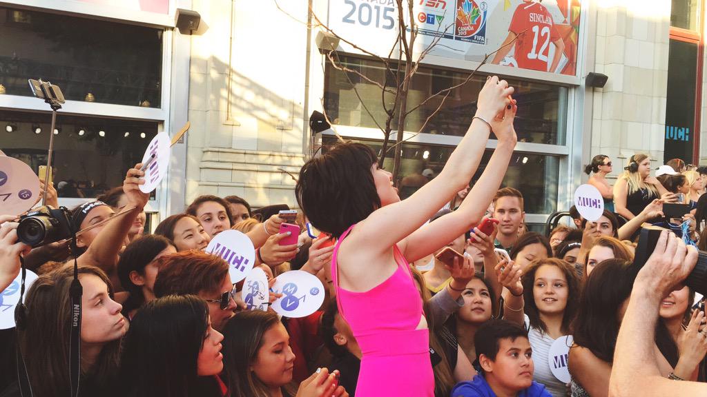 ElleCanada's tweet photo. Feels sooo good to be home 😘 xo @carlyraejepsen #carlyraejepsen @much #MMVAs http://t.co/xkUTbmThIi