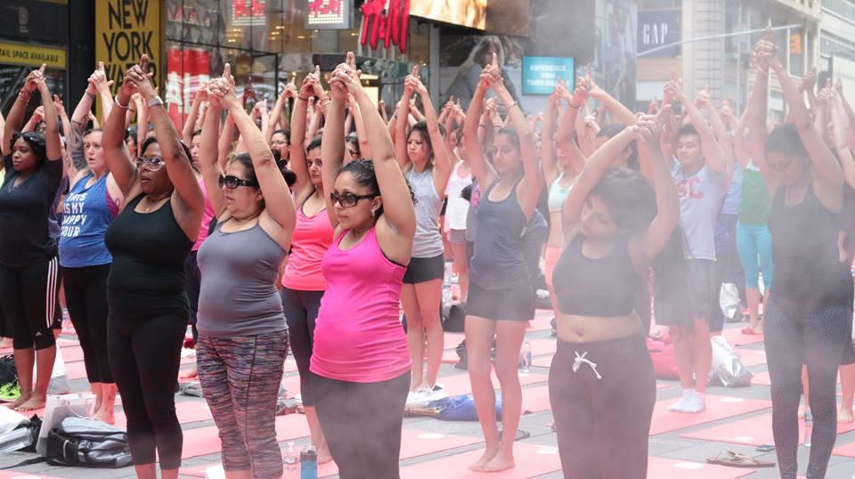Sizzle4Dance's tweet photo. The smoke came up &amp; I knew they truly Sizzled on the yoga mat!
#powertothesolstice #powertotheshe @AthletaFlatiron http://t.co/R2IDeGxDr0