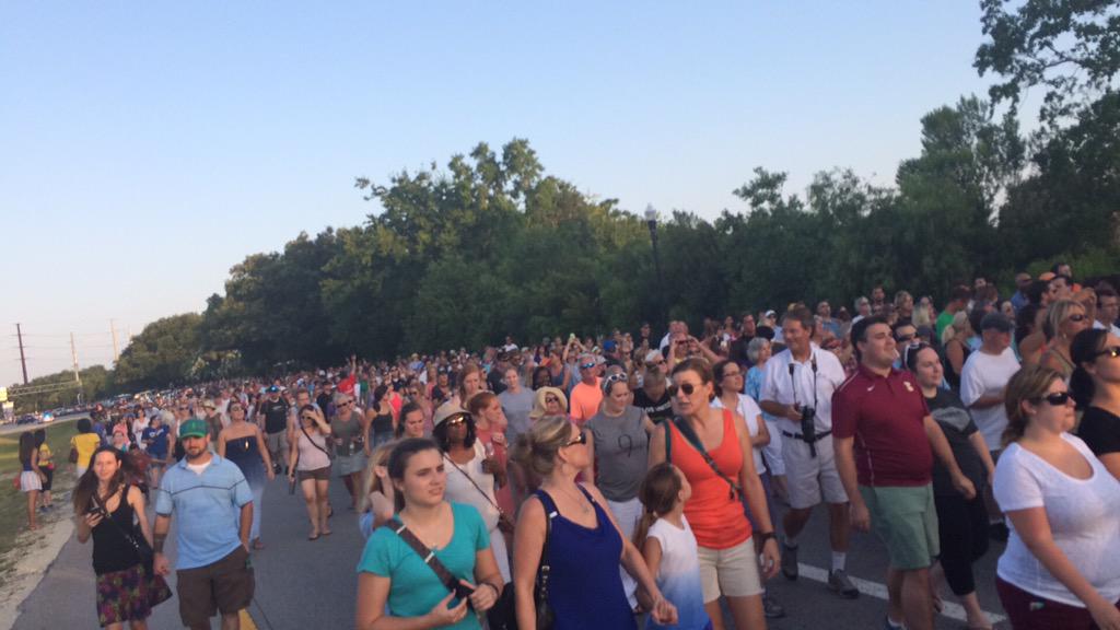 ChelleChelle715's tweet image. Over 10,000 gathered in unity!  #charlestonstrong #unitychaincharleston #unitychain #williamsstrong