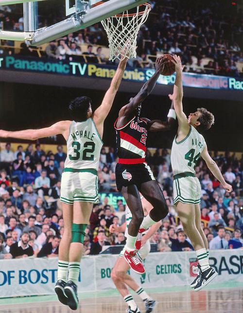 Happy 53rd birthday to Clyde Drexler! 
