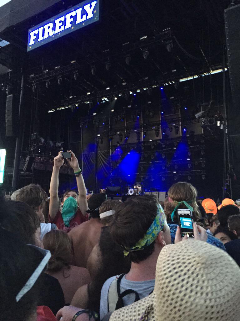 SamDeeley's tweet photo. Has to shit so bad, has to shit so bad. #firefly2015 #thekillers http://t.co/3WVMTlzymH