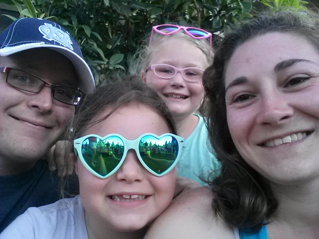 christabuchan's tweet photo. Our family chooses LOVE  #unitychaincharleston #CharlestonStrong http://t.co/GxqkteLSbS