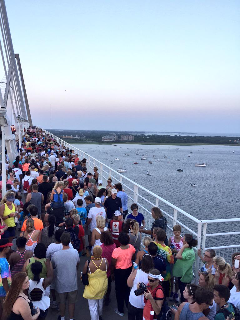 Bear_Caldwell's tweet image. THIS is #CharlestonStrong. Life is best lived with others. Just amazing. #CharlestonUnityChain @AndyParas @SCMitchP