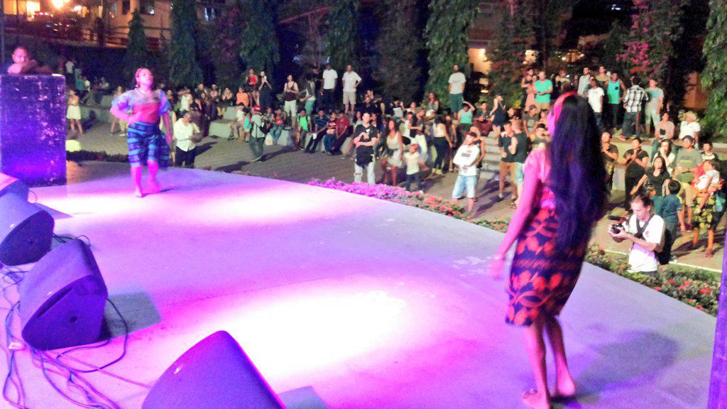 OpenArtspty's tweet photo. Rock kuna con la gente de la tribu, #CulturaNaranjaPTY #FDLMPanama http://t.co/qNDaMKR3p4