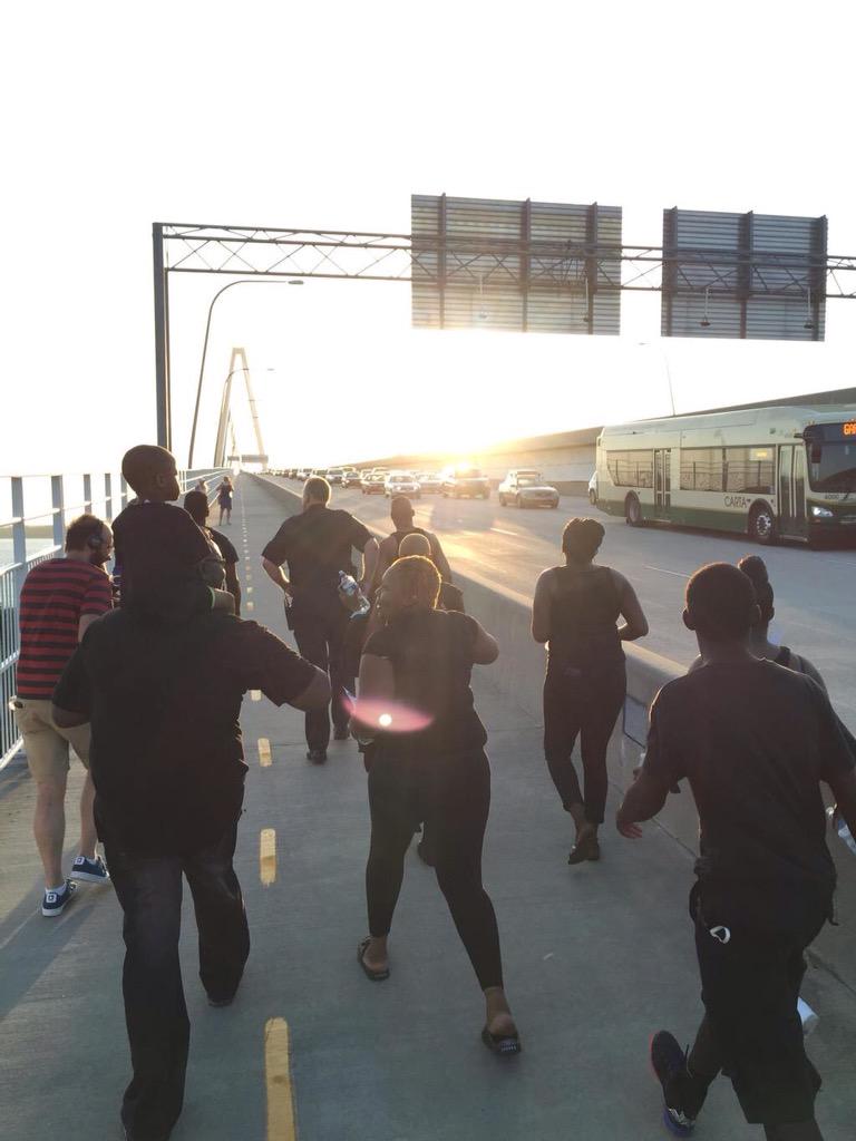 metesohtaoglu's tweet image. 💥Victims families lead the charge from the front of #CharlestonUnityChain
 #CharlestonStrong
📷@holycityheli