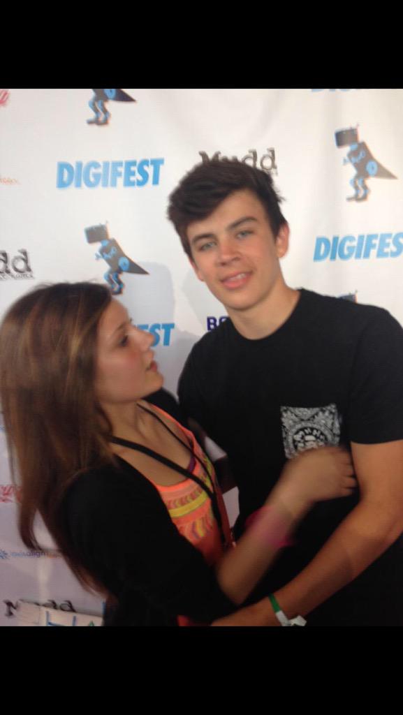 _marissahoward's tweet photo. #DigiFestCHI I ship us Hayes 💛💙😘😏 @HayesGrier http://t.co/IDG9jABK46