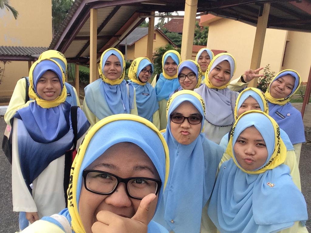 ammarabelle's tweet photo. Yeayh anak tudung legend ipgk perempuan melayu melaka. Macam itik sekoq2 kwek2 π€π€π€π₯π¦ #degreelifenowbegin #ipgkpm http://t.co/VTmPnz2nuk