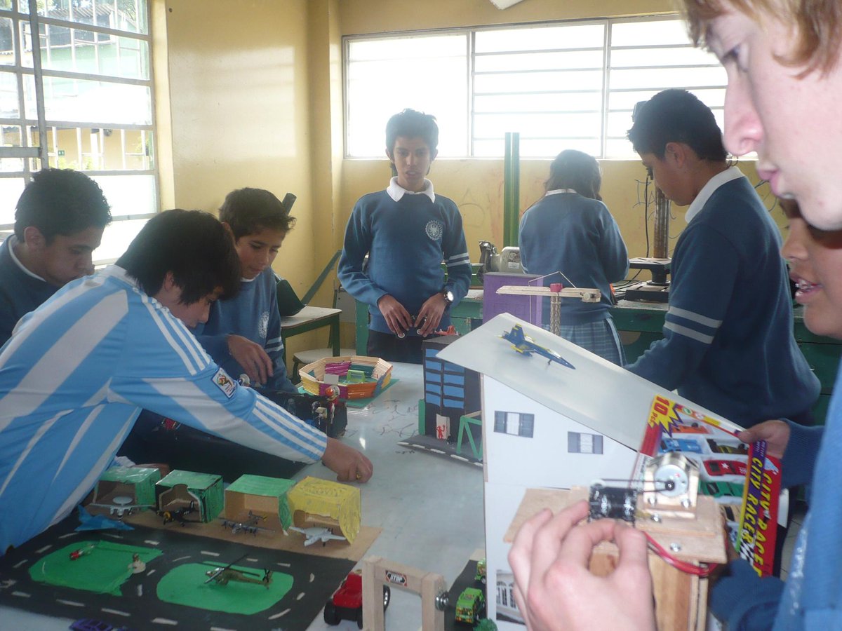 lulozadar's tweet photo. #conmiprofeaprendo Desbordando creatividad. @adelmosabogal http://t.co/TLQgPbnRQb