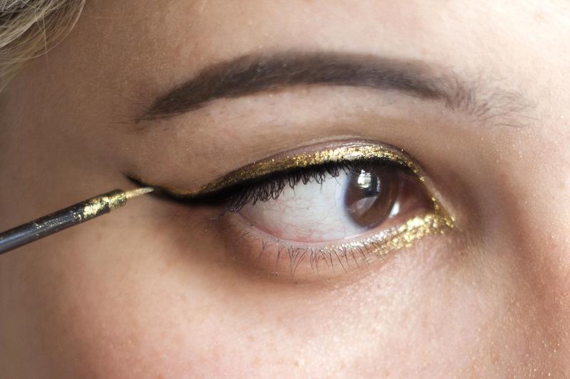 Maren_Bannon's tweet image. How To Do A Metallic Cat Eye via @momfinds zoot.li/78kd5 #beauty #cateyetutorial