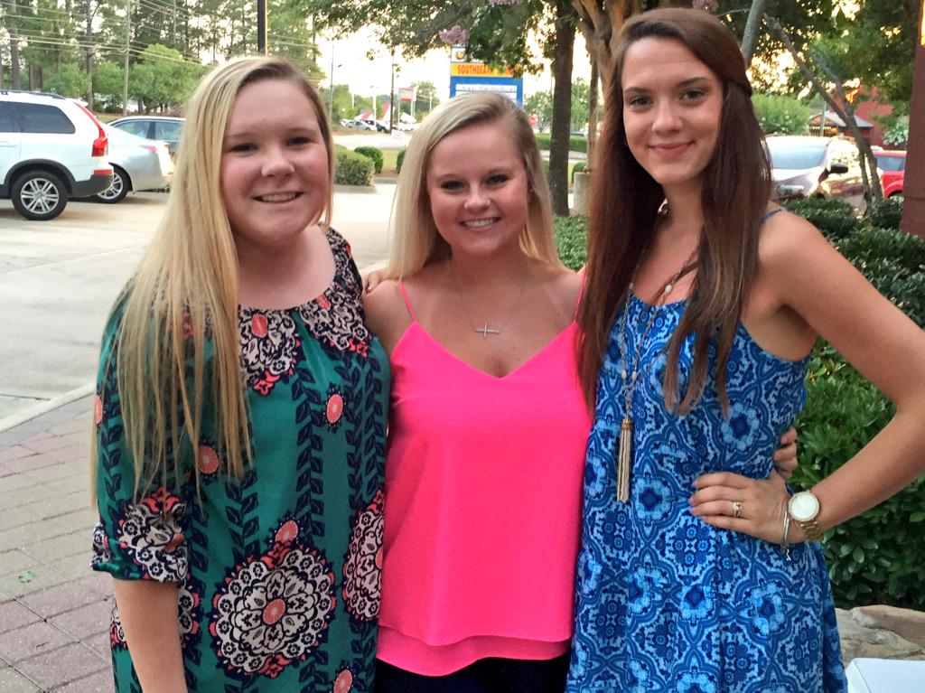 BOMBShellBlair's tweet photo. So happy I finally got to see my babes tonight #TRIOpack ❤️💁🏼 http://t.co/zloxWIIcxR