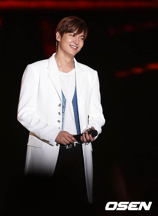 KStyletrip's tweet photo. 華語圈最具影響力的男明星之一-黃曉明,演藝成績斐然,任何危險場面從不用替身,號稱拼命三郎的他,和Angelababy剛領證結婚甜蜜蜜的他,辛苦的背後成功的祕訣是?
  http://t.co/F17X93klWD http://t.co/nGt17G0rxB